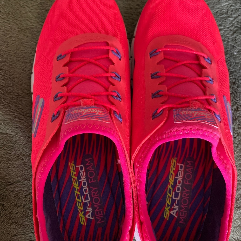 Sketchers Memory Foam Sneakets